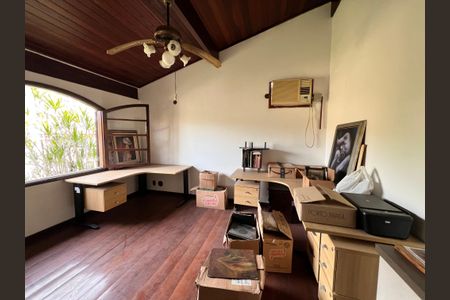 Casa à venda com 700m², 4 quartos e 2 vagas Casa à venda com 700m², 4 quartos e 2 vagasSala