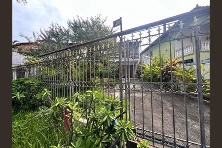 Casa à venda com 700m², 4 quartos e 2 vagas Casa à venda com 700m², 4 quartos e 2 vagasFachada