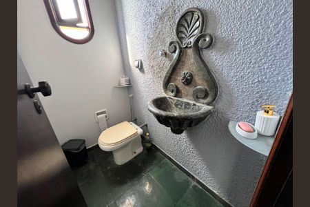 Casa à venda com 700m², 4 quartos e 2 vagas Casa à venda com 700m², 4 quartos e 2 vagasLavabo Sala