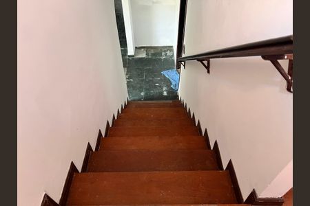 Casa à venda com 700m², 4 quartos e 2 vagas Casa à venda com 700m², 4 quartos e 2 vagasEscada