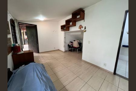 Casa à venda com 700m², 4 quartos e 2 vagas Casa à venda com 700m², 4 quartos e 2 vagasÁrea de Serviço - Quarto