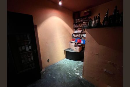 Casa à venda com 700m², 4 quartos e 2 vagas Casa à venda com 700m², 4 quartos e 2 vagasBiblioteca