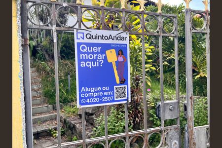 Casa à venda com 700m², 4 quartos e 2 vagas Casa à venda com 700m², 4 quartos e 2 vagasPlaquinha