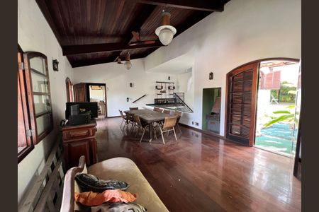 Casa à venda com 700m², 4 quartos e 2 vagas Casa à venda com 700m², 4 quartos e 2 vagasSala
