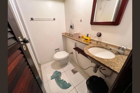 Casa à venda com 700m², 4 quartos e 2 vagas Casa à venda com 700m², 4 quartos e 2 vagasÁrea de Serviço - Banheiro