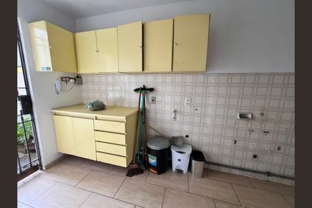 Casa à venda com 700m², 4 quartos e 2 vagas Casa à venda com 700m², 4 quartos e 2 vagasÁrea de Serviço