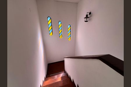 Casa à venda com 700m², 4 quartos e 2 vagas Casa à venda com 700m², 4 quartos e 2 vagasEscada