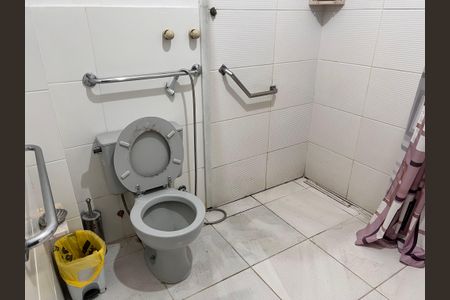 Casa à venda com 700m², 4 quartos e 2 vagas Casa à venda com 700m², 4 quartos e 2 vagasBanheiro