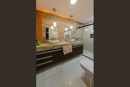 Casa à venda com 270m², 3 quartos e 4 vagasBanheiro suíte