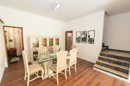 Casa à venda com 300m², 3 quartos e 3 vagas Casa à venda com 300m², 3 quartos e 3 vagasSala