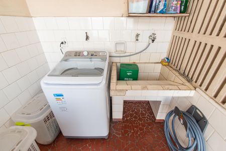 Casa à venda com 300m², 3 quartos e 3 vagas Casa à venda com 300m², 3 quartos e 3 vagasLavanderia