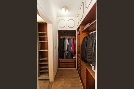 Casa à venda com 300m², 3 quartos e 3 vagas Casa à venda com 300m², 3 quartos e 3 vagasCloset da suíte 2