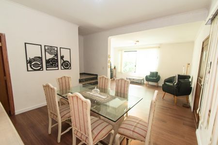 Casa à venda com 300m², 3 quartos e 3 vagas Casa à venda com 300m², 3 quartos e 3 vagasSala