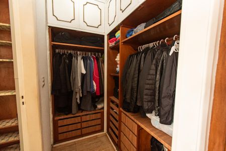 Casa à venda com 300m², 3 quartos e 3 vagas Casa à venda com 300m², 3 quartos e 3 vagasCloset da suíte 2