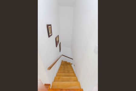 Casa à venda com 100m², 2 quartos e 1 vagaEscada Quartos/Sala