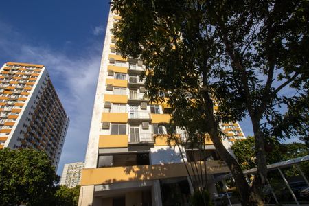 Apartamento para alugar com 57m², 2 quartos e 1 vaga Apartamento para alugar com 57m², 2 quartos e 1 vagaFachada
