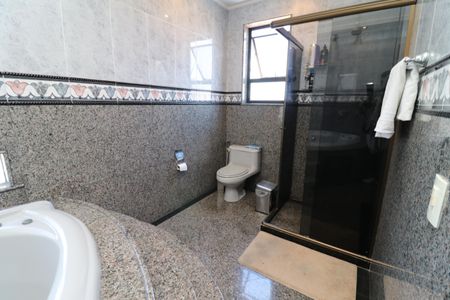 Casa à venda com 450m², 3 quartos e 3 vagasBanheiro da Suíte 2