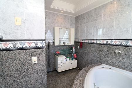 Casa à venda com 450m², 3 quartos e 3 vagasBanheiro da Suíte 2