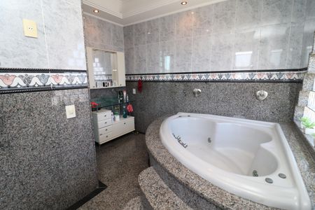 Casa à venda com 450m², 3 quartos e 3 vagasBanheiro da Suíte 2