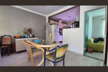 Casa à venda com 280m², 4 quartos e 2 vagas Casa à venda com 280m², 4 quartos e 2 vagasSala