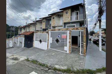 Casa à venda com 165m², 3 quartos e 6 vagas Casa à venda com 165m², 3 quartos e 6 vagasFachada