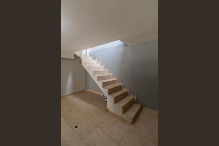 Casa à venda com 165m², 3 quartos e 6 vagas Casa à venda com 165m², 3 quartos e 6 vagasEscadaria