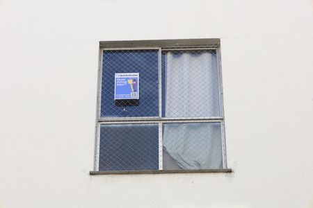 Apartamento à venda com 63m², 2 quartos e 1 vagaPlaca instalada na janela da sala do apartamento