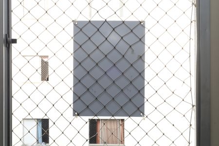 Apartamento à venda com 63m², 2 quartos e 1 vagaPlaca instalada na janela da sala do apartamento