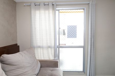 Apartamento à venda com 63m², 2 quartos e 1 vagaPlaca instalada na janela da sala do apartamento