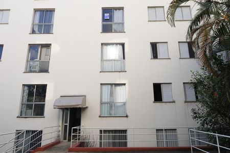 Apartamento à venda com 63m², 2 quartos e 1 vagaÁrea comum - Prédio - Placa instalada na janela da sala do apartamento