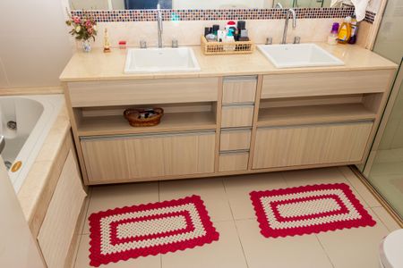 Apartamento à venda com 193m², 4 quartos e 3 vagas Apartamento à venda com 193m², 4 quartos e 3 vagasBanheiro da Suíte master