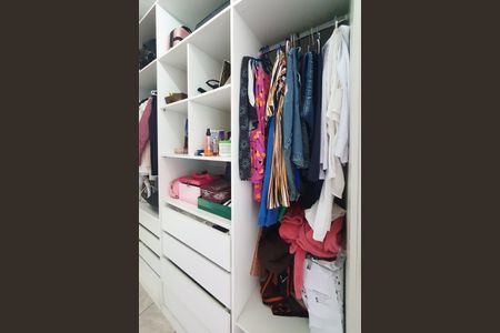 Casa à venda com 233m², 3 quartos e 2 vagasQuarto 1 ( Suíte ) - closet
