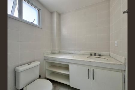 Casa de condomínio para alugar com 200m², 4 quartos e 2 vagas Casa de condomínio para alugar com 200m², 4 quartos e 2 vagasSuíte 1 - Banheiro