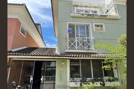 Casa de condomínio para alugar com 200m², 4 quartos e 2 vagas Casa de condomínio para alugar com 200m², 4 quartos e 2 vagasFachada e Plaquinha 2PRJ220/70