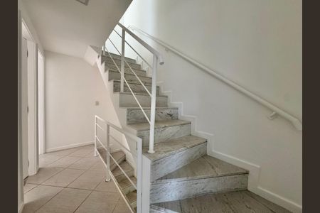 Casa de condomínio para alugar com 200m², 4 quartos e 2 vagas Casa de condomínio para alugar com 200m², 4 quartos e 2 vagasEscada
