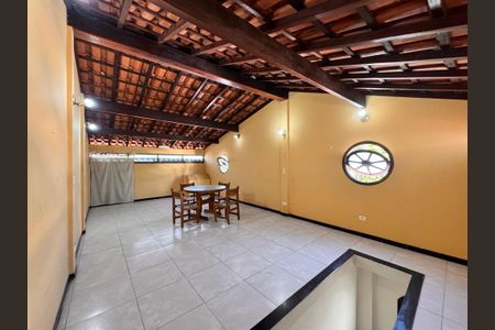 Casa para alugar com 350m², 3 quartos e 3 vagas Casa para alugar com 350m², 3 quartos e 3 vagasSótão