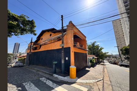 Casa para alugar com 350m², 3 quartos e 3 vagas Casa para alugar com 350m², 3 quartos e 3 vagasFachada