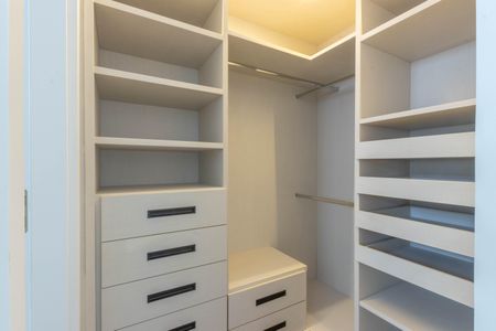 Apartamento à venda com 148m², 2 quartos e 4 vagas Apartamento à venda com 148m², 2 quartos e 4 vagasCloset da suíte 2