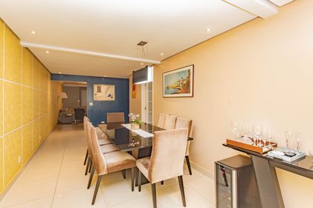 Casa à venda com 220m², 3 quartos e 2 vagas Casa à venda com 220m², 3 quartos e 2 vagasSala de Jantar