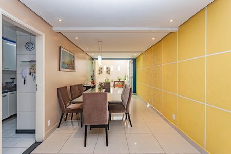 Casa à venda com 220m², 3 quartos e 2 vagas Casa à venda com 220m², 3 quartos e 2 vagasSala de Jantar