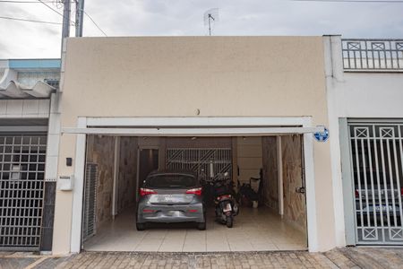 Casa à venda com 220m², 3 quartos e 2 vagas Casa à venda com 220m², 3 quartos e 2 vagasFachada