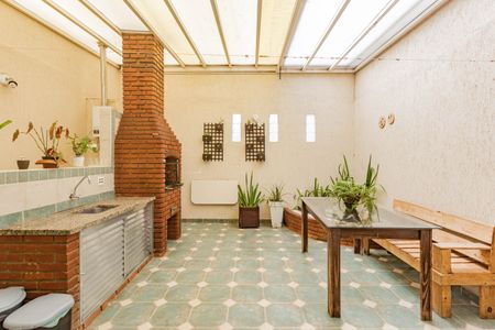 Casa à venda com 220m², 3 quartos e 2 vagas Casa à venda com 220m², 3 quartos e 2 vagasQuintal/Churrasqueira