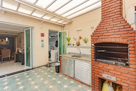 Casa à venda com 220m², 3 quartos e 2 vagas Casa à venda com 220m², 3 quartos e 2 vagasQuintal/Churrasqueira