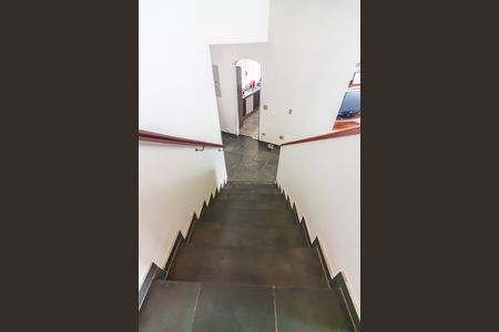 Casa à venda com 300m², 3 quartos e 6 vagas Casa à venda com 300m², 3 quartos e 6 vagasEscada