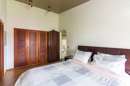 Casa à venda com 300m², 3 quartos e 6 vagas Casa à venda com 300m², 3 quartos e 6 vagasSuíte