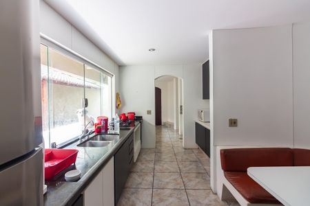 Casa à venda com 300m², 3 quartos e 6 vagas Casa à venda com 300m², 3 quartos e 6 vagasCozinha