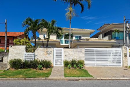 Casa à venda com 418m², 5 quartos e 2 vagas Casa à venda com 418m², 5 quartos e 2 vagasFachada