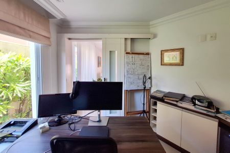 Casa à venda com 418m², 5 quartos e 2 vagas Casa à venda com 418m², 5 quartos e 2 vagasEscritório
