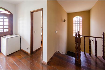 Casa à venda com 266m², 5 quartos e 4 vagas Casa à venda com 266m², 5 quartos e 4 vagasCorredor