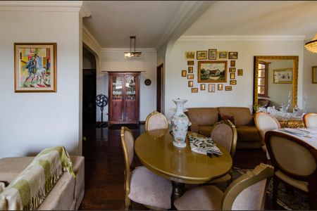 Casa à venda com 266m², 5 quartos e 4 vagas Casa à venda com 266m², 5 quartos e 4 vagasSala